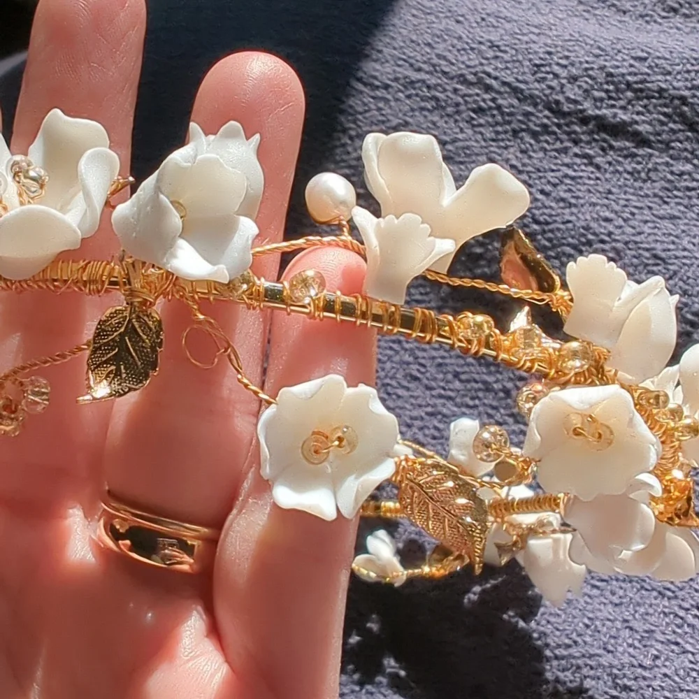 Elegant Gold and Cream Floral Hair Accessory - Picture 2 of 3